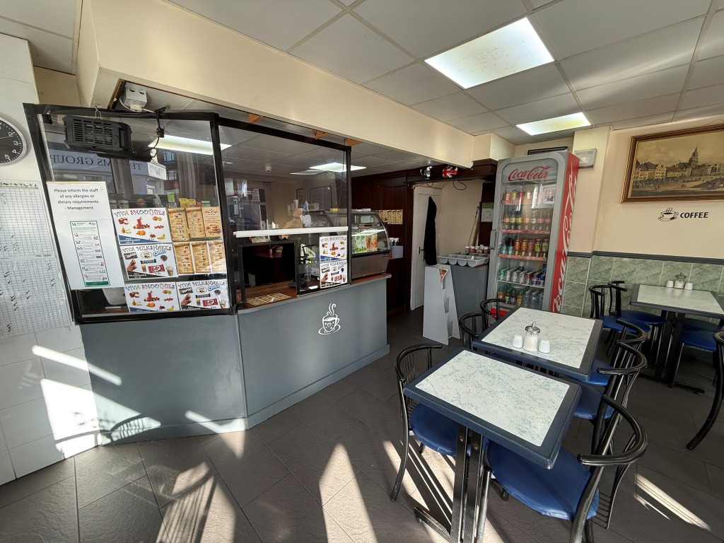Lot: 33 - MIXED COMMERCIAL AND RESIDENTIAL INVESTMENT - Café